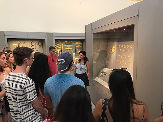 Con estudiantes de la Univ. de Loyola California en el Museo Arqueológico Nacional