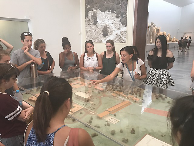 Con estudiantes de la Univ. de Loyola California en el Museo de Olimpia