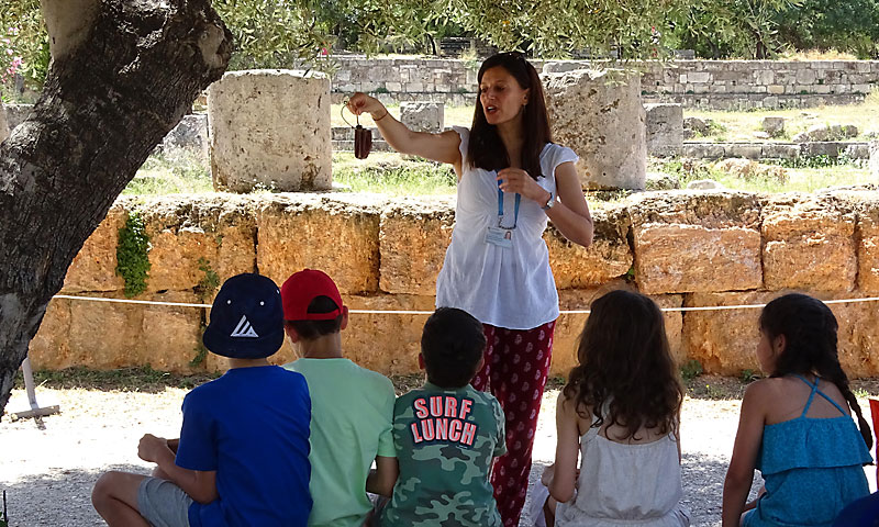 En el Ágora antigua, con un grupo de niños 1