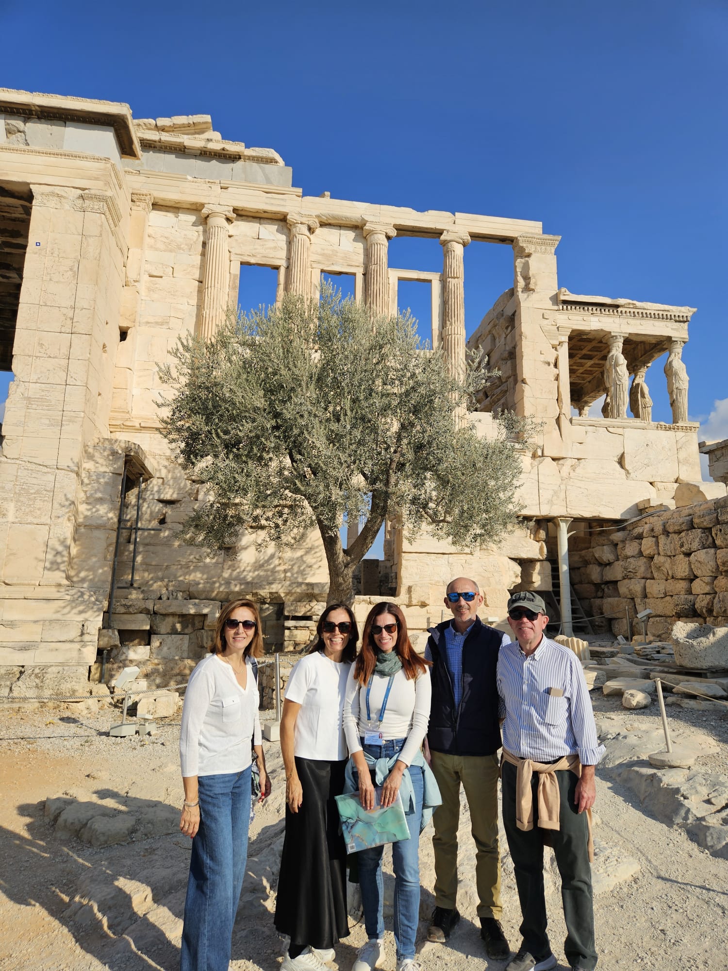 con un grupo espaol en el Erecteion en la Acropolis