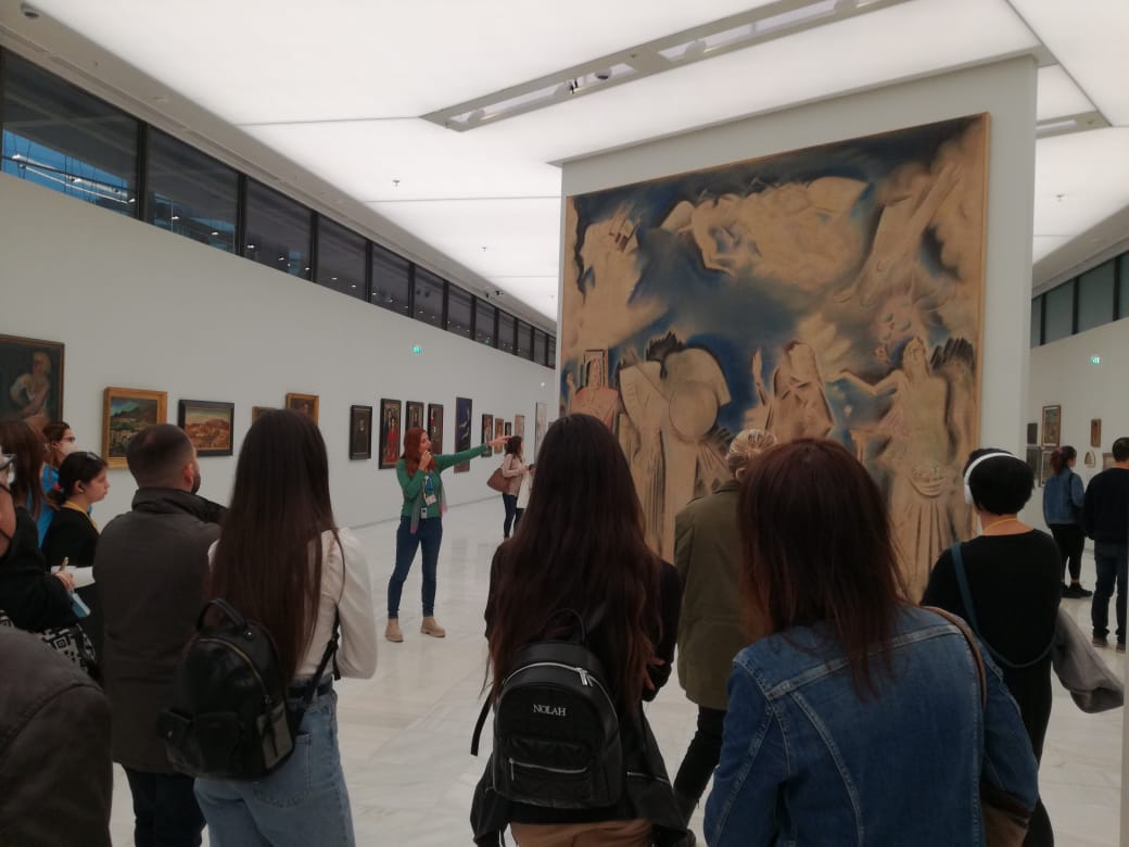 con un grupo griego en la Pinacoteca Nacional