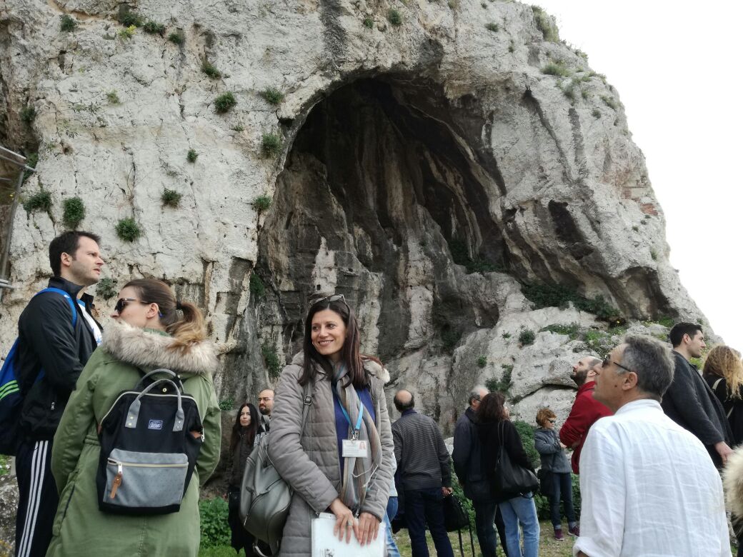 en la ladera norte de la Acropolis